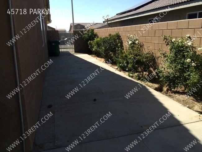 Building Photo - 45718 Parkview Ln