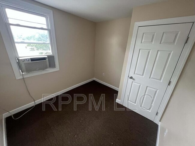 Building Photo - 562 Summer St