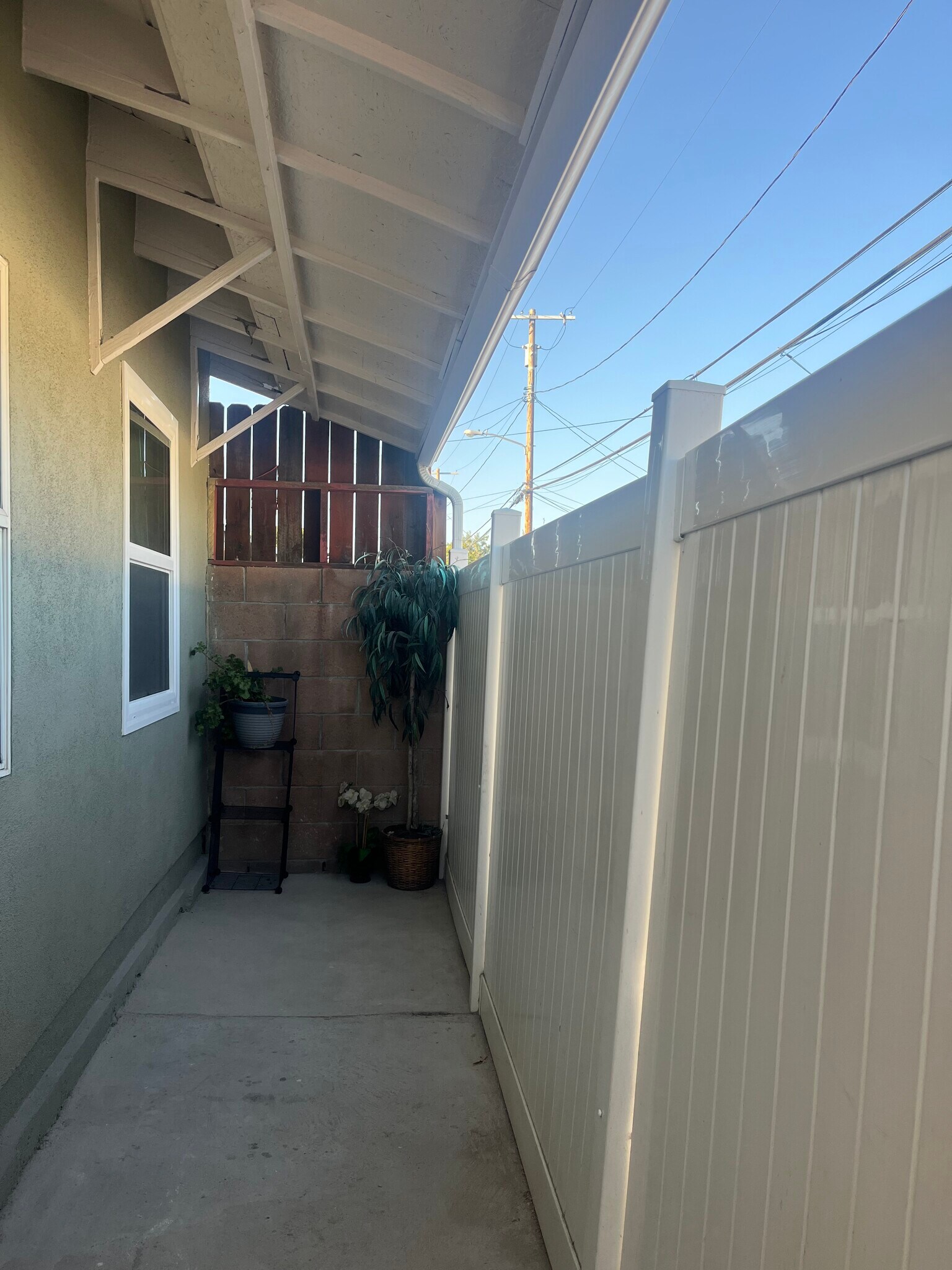 Quant outdoor patio! - 10500 Hayvenhurst Ave