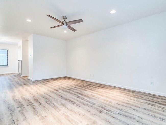 Building Photo - 8305 Summer Side Dr