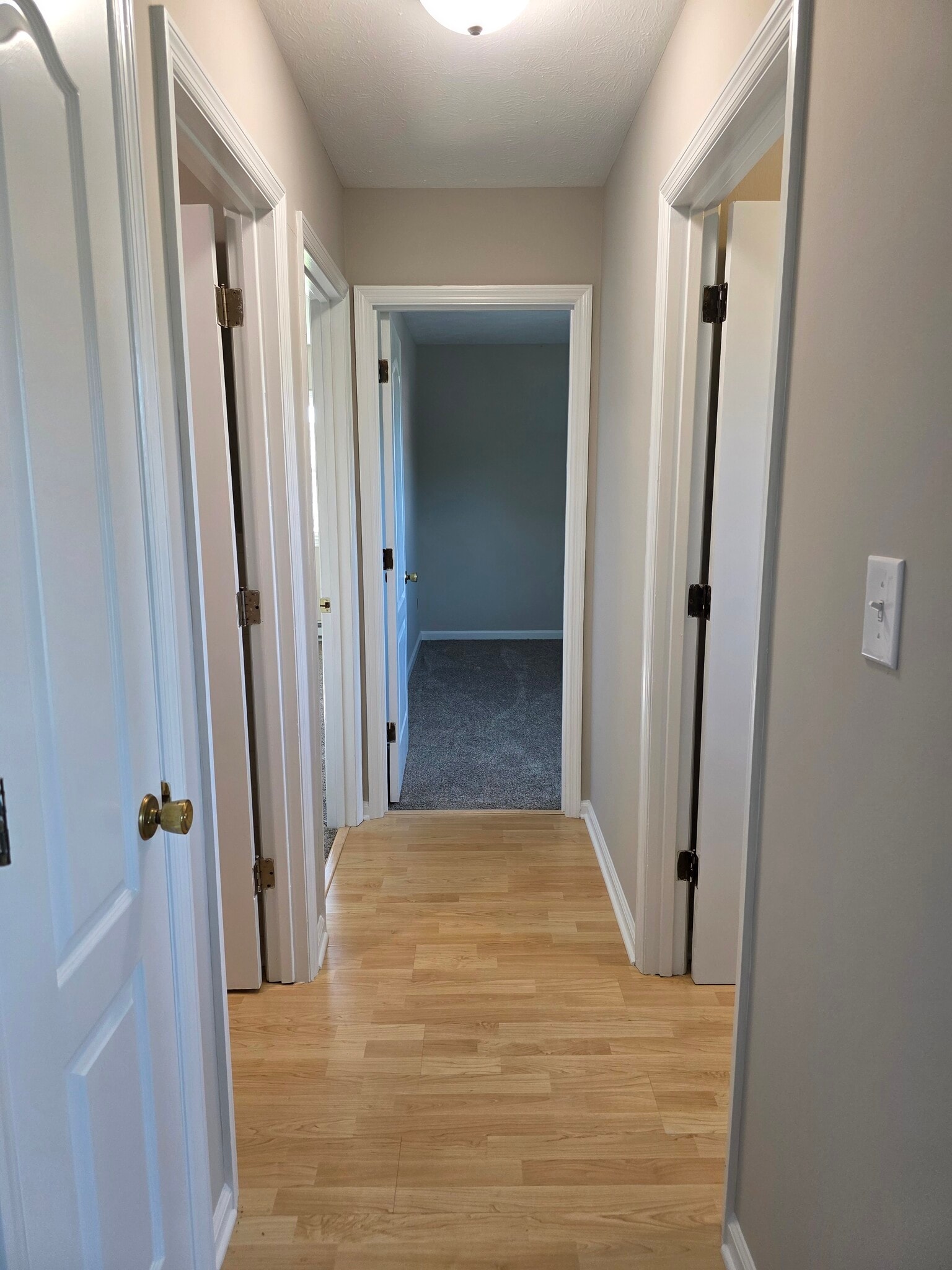 walkway/hall - 308 Laval Hts