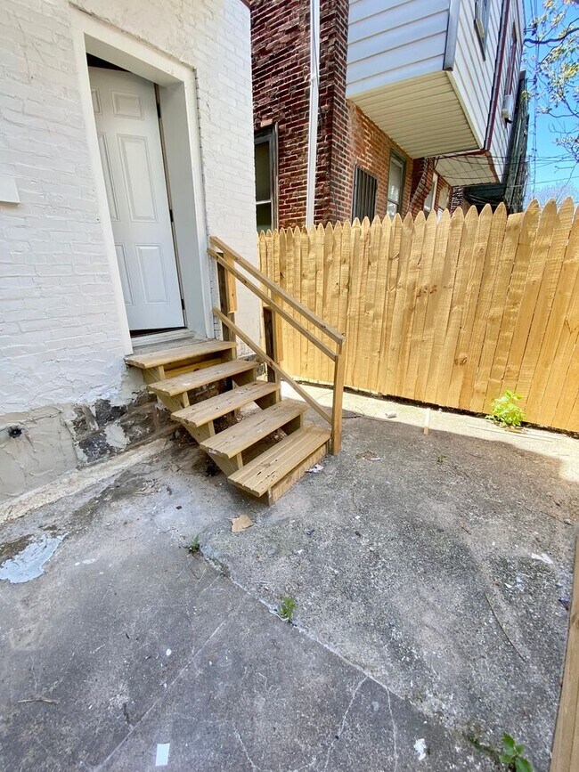 Building Photo - Beautifully Renovated 3-Bedroom Townhouse ...