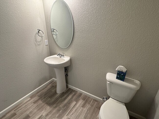 Building Photo - Newer and Spacious 3 Bedroom Townhome