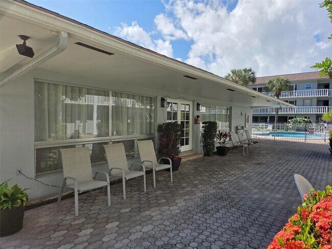 Building Photo - 1971 SE 5th Ct