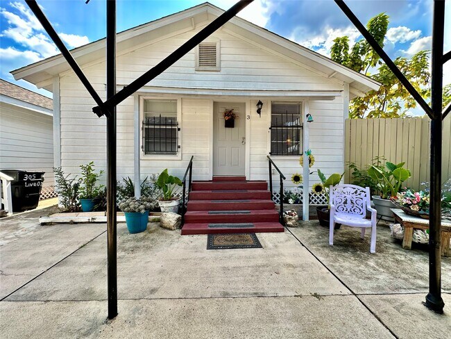 Primary Photo - 305 N Live Oak St