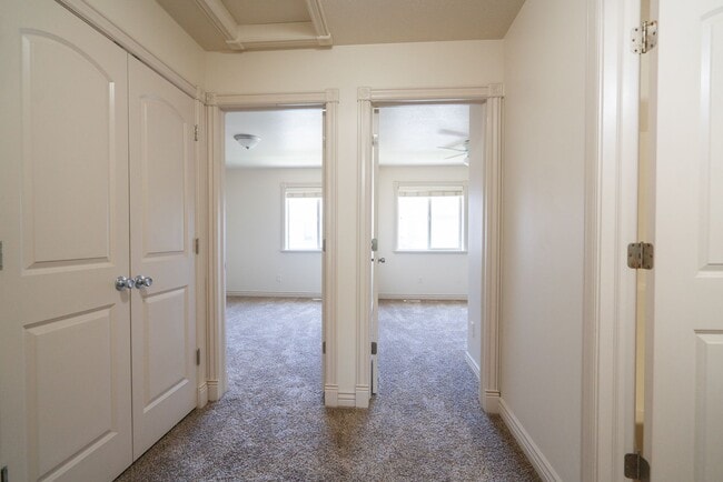 Building Photo - Modern 3 Bed, 2.5 Bath Townhouse - Excelle...