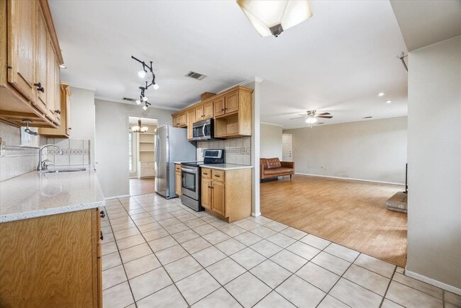 Building Photo - 1402 Doonesbury Dr