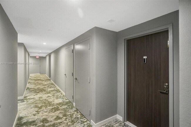 Building Photo - 2555 Collins Ave