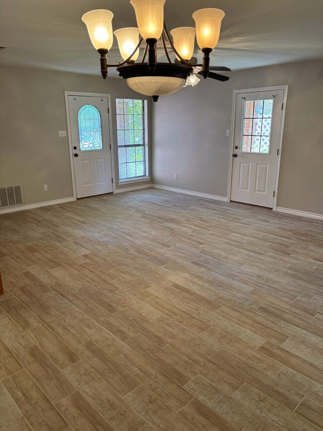 Building Photo - 203 Bluebonnet St