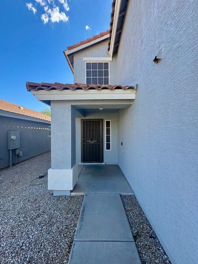 Building Photo - GREAT 4BEDROOM/3BATH HOME WITH ALL THAT YO...