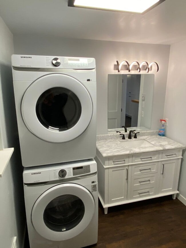 Building Photo - Custom Built Upstairs Private Apartment in...