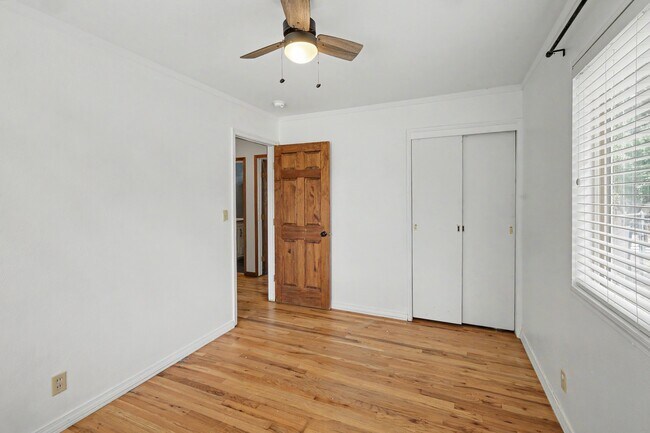 Building Photo - 305 Mesa Dr
