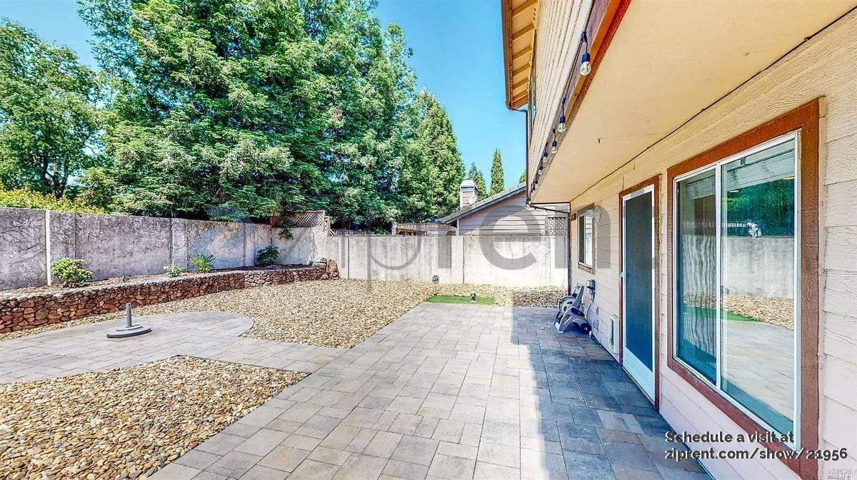 Building Photo - 9404 Lazy Creek Dr