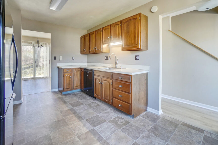 Building Photo - 165 Pheasant Ln