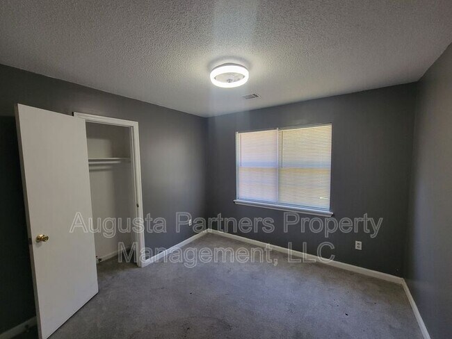 Building Photo - 1846 S Barton Dr