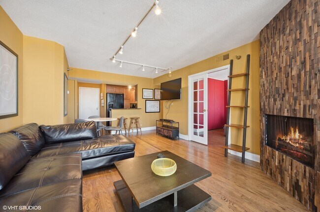 Building Photo - 1309 N Wells St