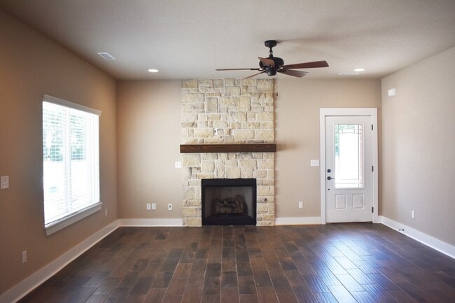 Building Photo - Upscale 4 Bedroom 3.5 Bathroom Home in Fayetteville!!