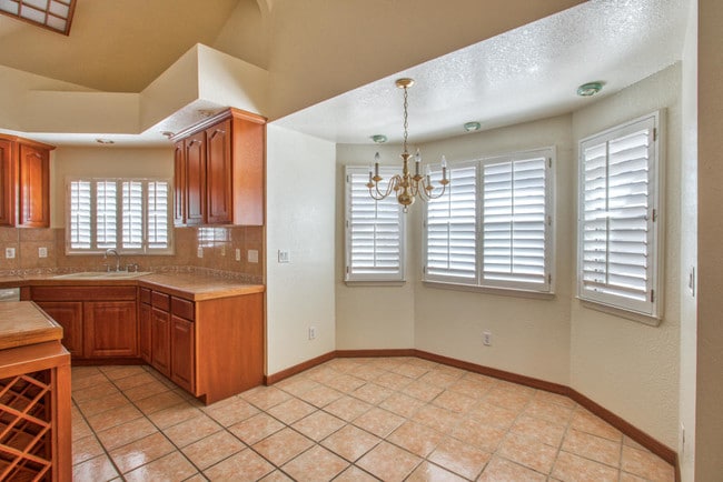 Building Photo - 6912 Crown Ridge Dr