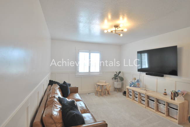 Building Photo - 206 E 520 N