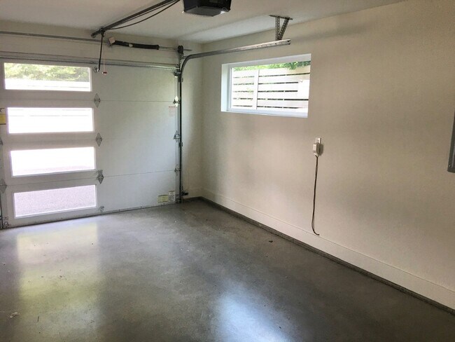 Building Photo - Stunning Town Home with Views of the Sound!