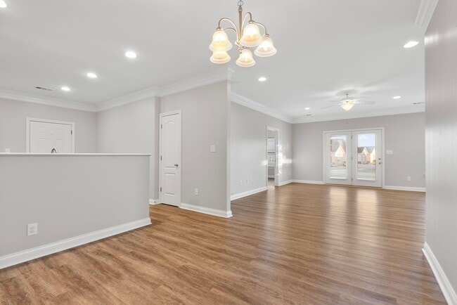 Building Photo - 585 Regency Cir