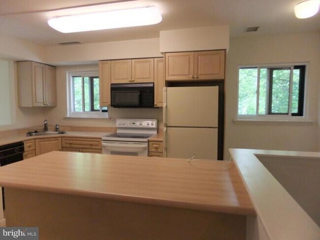 Building Photo - 1700 Oakwood Terrace