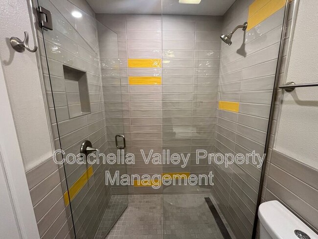 Building Photo - 835 Nueva Vista Dr S