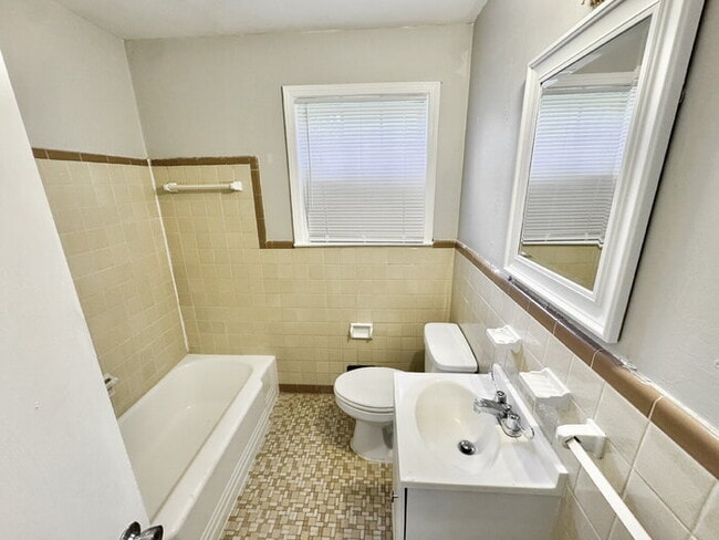 Building Photo - 3119 Queensgate Ave