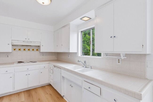 Building Photo - HUGE TOP FLOOR 2 BED 2 BATH IN PRIME SANTA MONICA! -FIREPLACE, BALCONY & GARAGE PARKING SPACE