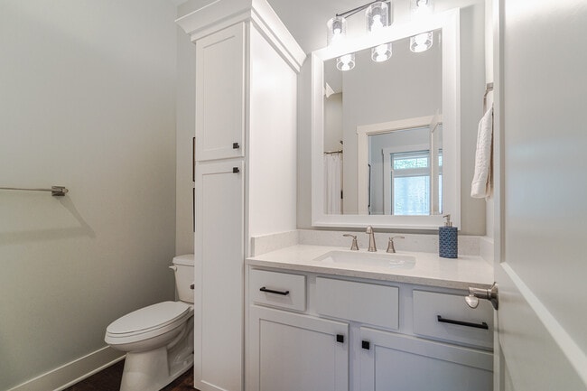 Building Photo - 5070 Ranchview Ln N