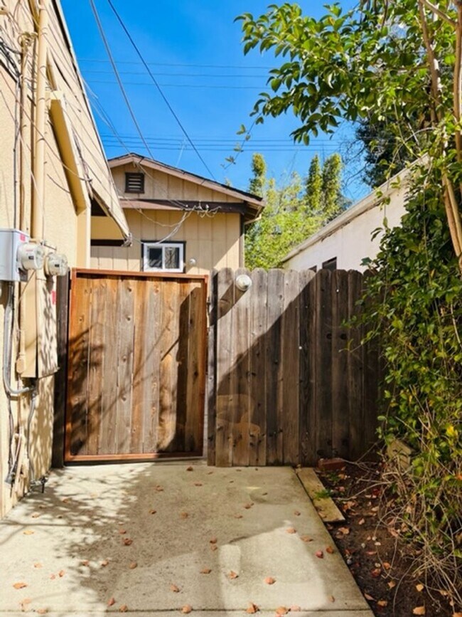 Building Photo - 957 McClatchy Way