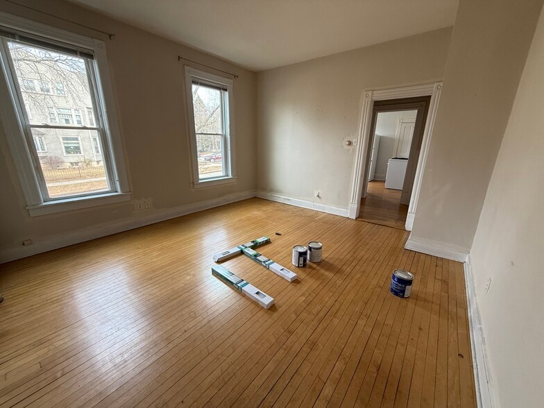 Building Photo - 1823 E Bradford Ave