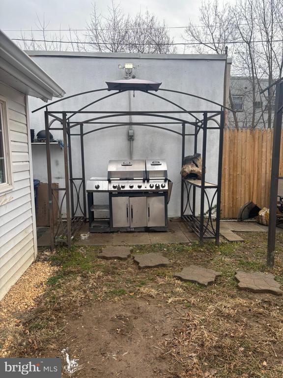 Building Photo - 320 Loney St