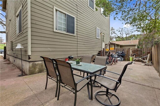 Building Photo - Duplex 11 Bedrooms 6 Baths Available August 2025