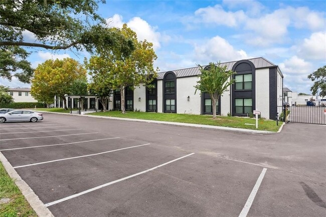 Primary Photo - 3909 W Cleveland St