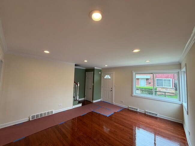 Building Photo - 140 E Northwest Hwy