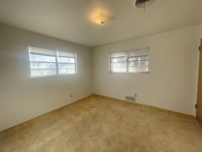 Building Photo - Large 4 Bed 2 Bath on Chapman DR