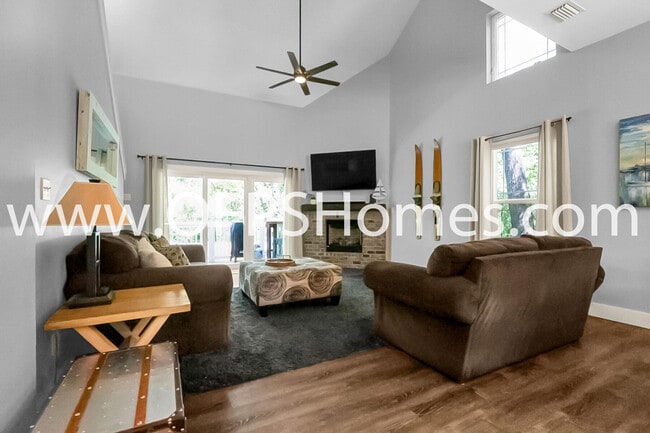 Building Photo - 712 Cypress Dr