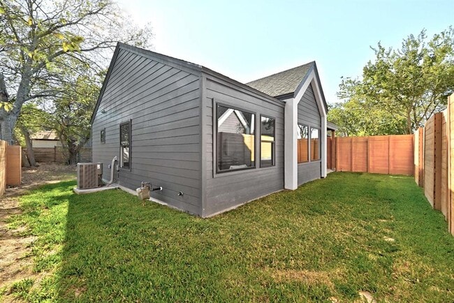 Building Photo - 503 Thelma Dr