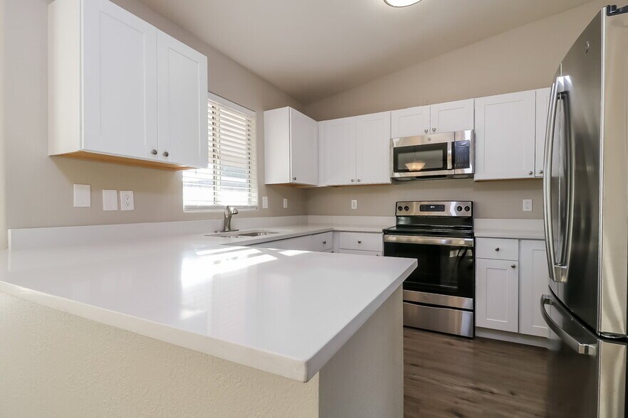 Building Photo - 1611 S 63rd Dr