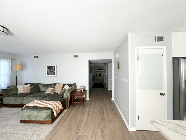 Building Photo - 129 Raintree Blvd