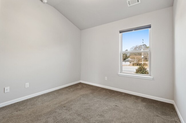 Building Photo - 3 BEDROOM TOWNHOME IN OAKWOOD!