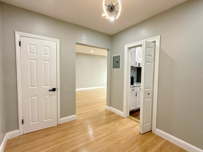 Foyer - 155 Union Ave