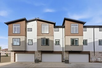 Building Photo - 138 E Chambord Ct