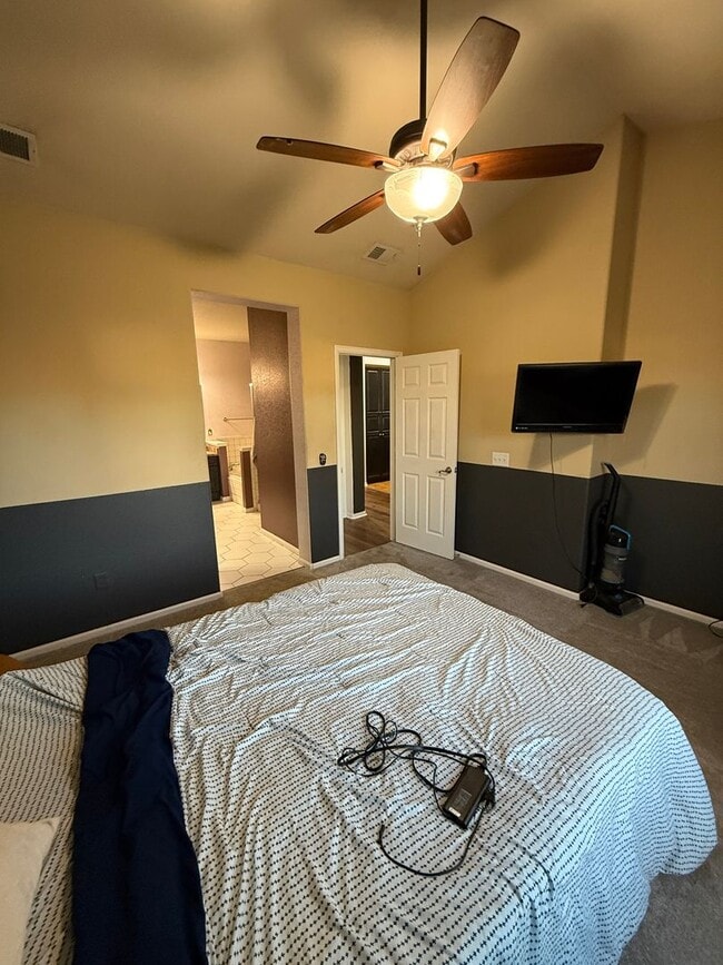 Building Photo - Spacious 2 bedroom home in the heart of Heather Ridge!