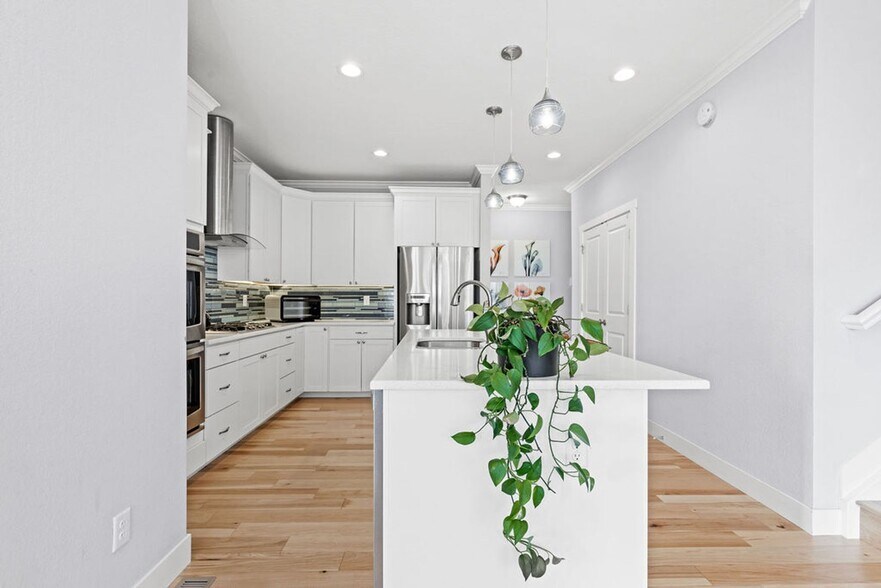 Building Photo - 799 Robert St