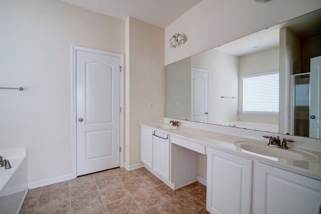 Building Photo - 4 BR/2 BA, 1 Car Garage, Charming Home in ...