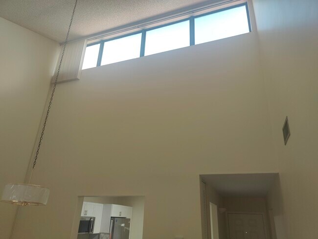 Building Photo - 302 Lakeview Dr E