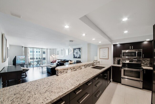 Building Photo - 1147 Hillsboro Mile