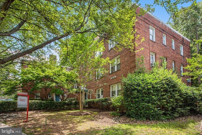Building Photo - 4004 Beecher St NW